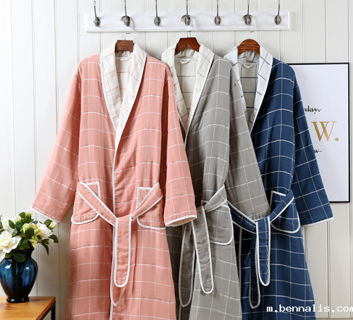 什么面料的睡袍好?睡袍里面要穿衣服吗?