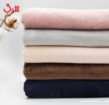 什么面料的睡袍好?睡袍里面要穿衣服吗?